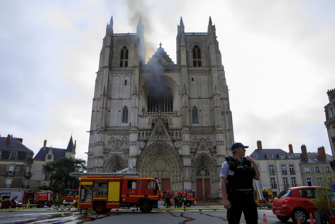 法國南特市十五世紀教堂上周六（18日）懷疑被縱火。 AP