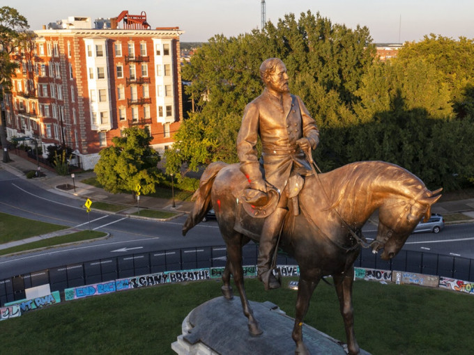 維珍尼亞州政府移除位於首府里士滿的李將軍雕像。AP圖