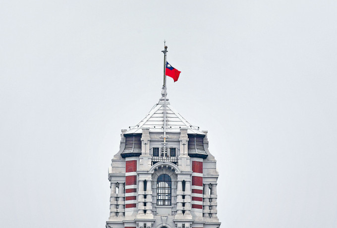 ■台灣的總統府昨起下半旗致哀三天。