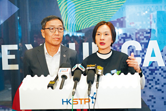 香港科技园公司行政总裁黄克强与人才及人力资源高级总监王秀丽。