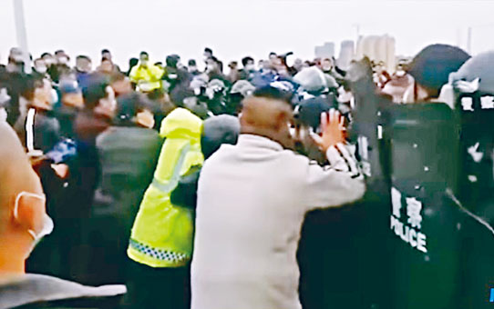 ■九江警方拒黃岡市民入城，引發兩地警員衝突。