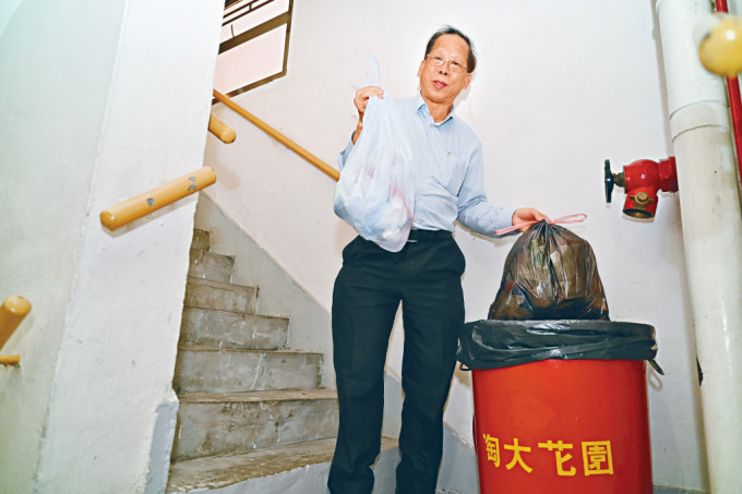淘大業委會（第二期）主席葉興國指，計劃用透明膠袋代替黑色膠袋，以便查看居民有否使用指定膠袋丟棄垃圾。