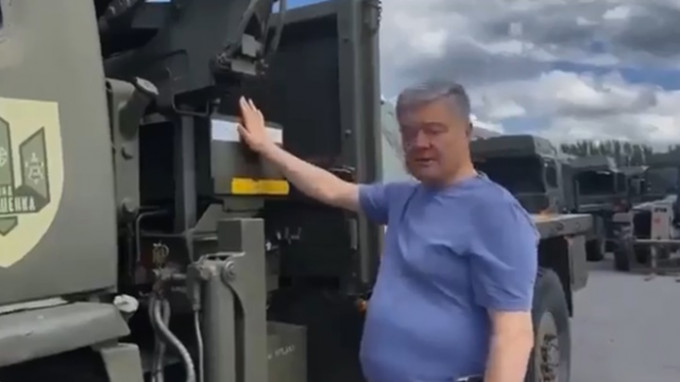 波羅申科自費購買12輛卡車，再轉贈烏克蘭軍方。Ukraine War Report twitter影片截圖