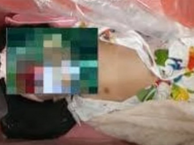 越南女婴躺在棺材内，被工作人员发现仍有呼吸。网图