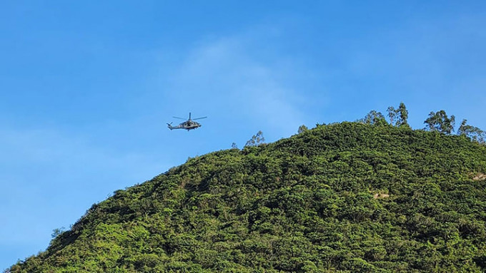 飛行服務隊直升機將男子救起。網上圖片