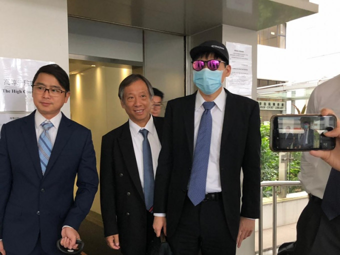 被告貝瀨裕紀（右一）無罪釋放。