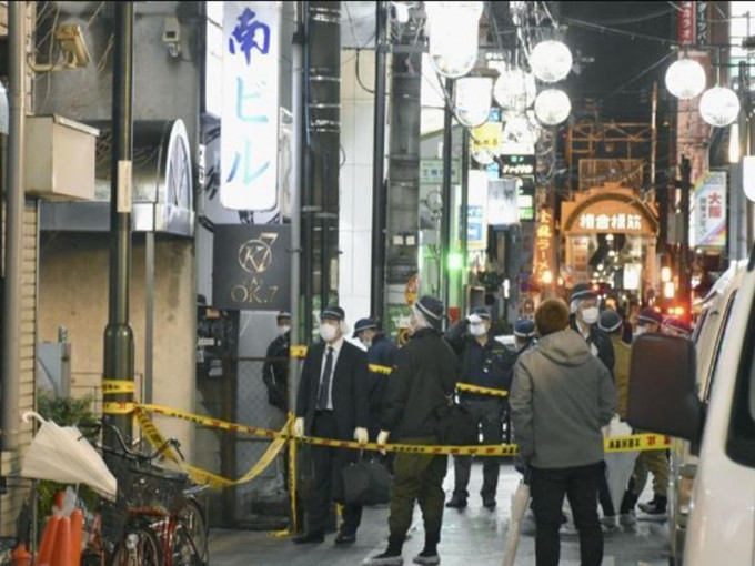 大阪道頓堀發生槍擊案，兩男子中槍昏迷。產經圖片