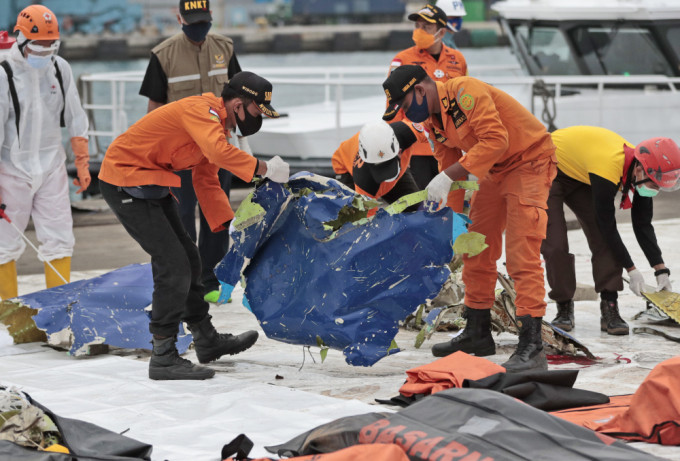 印尼当局继续打捞坠毁客机的残骸及另一个黑盒。AP资料图片