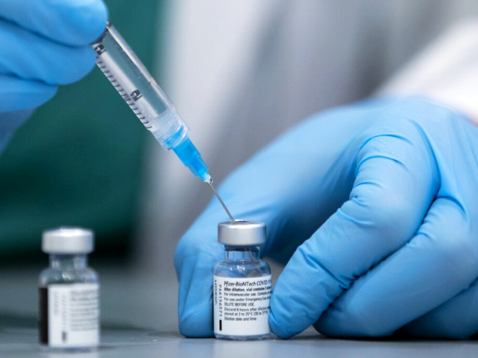 日本发现辉瑞疫苗含白色悬浮物，药厂解释属原液成分凝固。资料图片