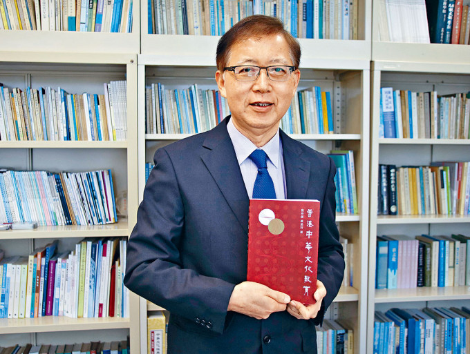 教大中国语言学系系主任施仲谋，研究全港近千所学校的校训与中华文化的关系，将发现撰写成书出版。