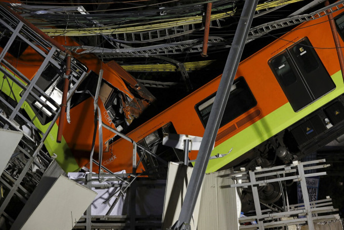 墨西哥城桥梁倒塌导致地铁堕下。AP图片