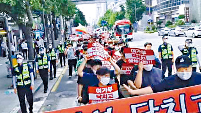 ■南韓男子上街示威反女權。