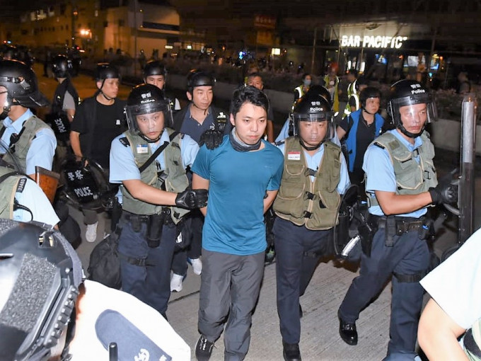 沙田区议员黄学礼涉袭警被捕。