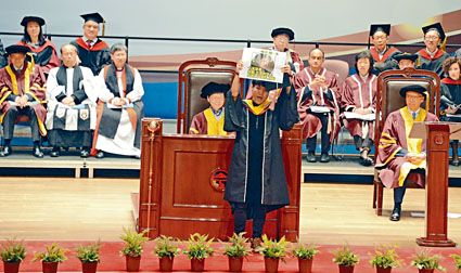 嶺大畢業生趁着特首林鄭月娥主持學位頒授典禮請願，高舉「反對填海」標語抗議。