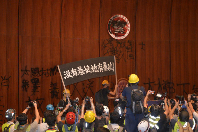 去年7月1日有示威者闯入立法会。 资料图片