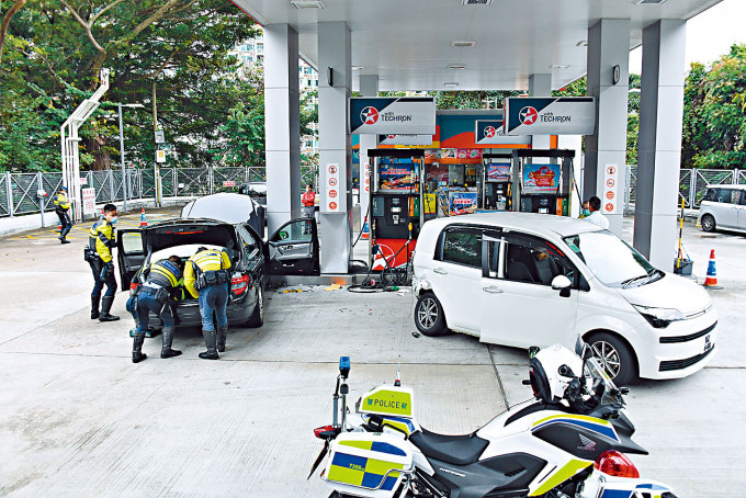 ■名貴房車（左）衝入油站撞向私家車及女加油員。