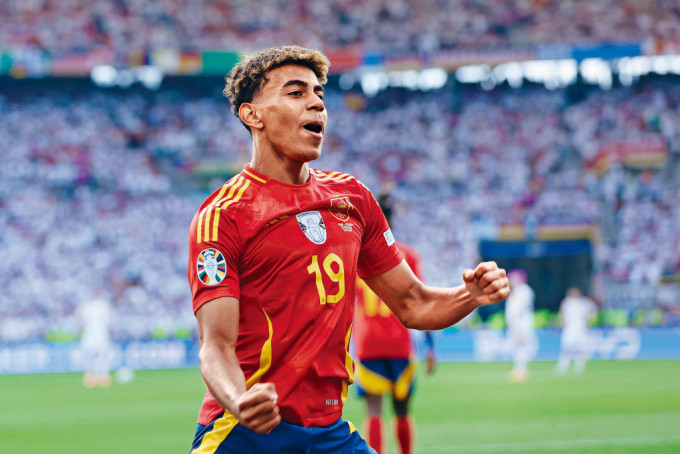 西班牙新星拉明耶馬以16歲362日之齡射入世界波，打破歐國盃史上最年輕入球球員紀錄。