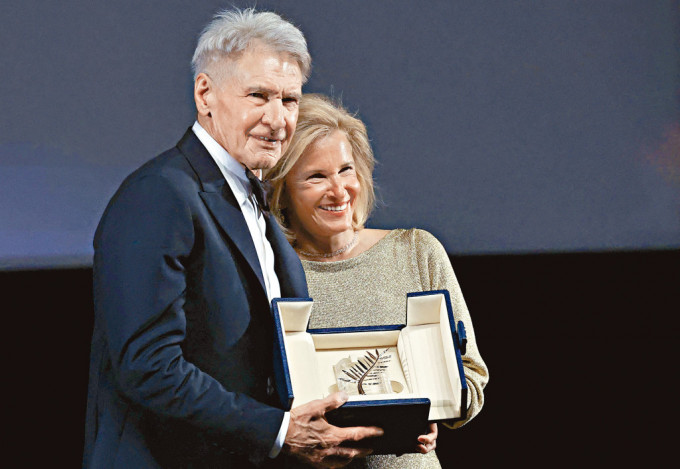 夏理逊福获颁荣誉奖。