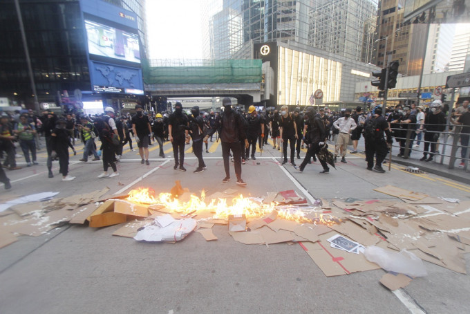 中环的集会游行昨日演变成大规模冲突。资料图片