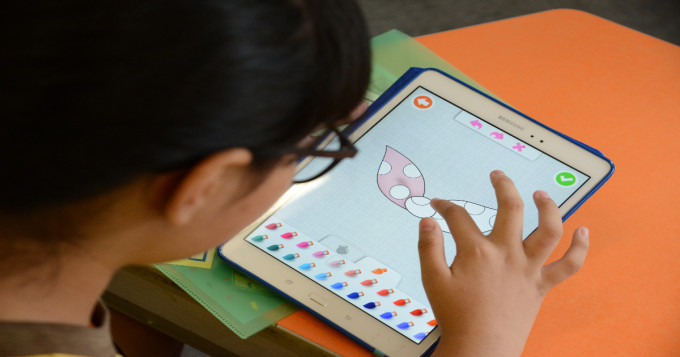 有家长又认为，停课导致学童接触电子屏幕产品的时间大增。 资料图片