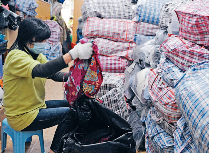 回收业界指，东南亚在疫情后拒收旧衣，本地回收商的仓库早已被旧衣逼爆。