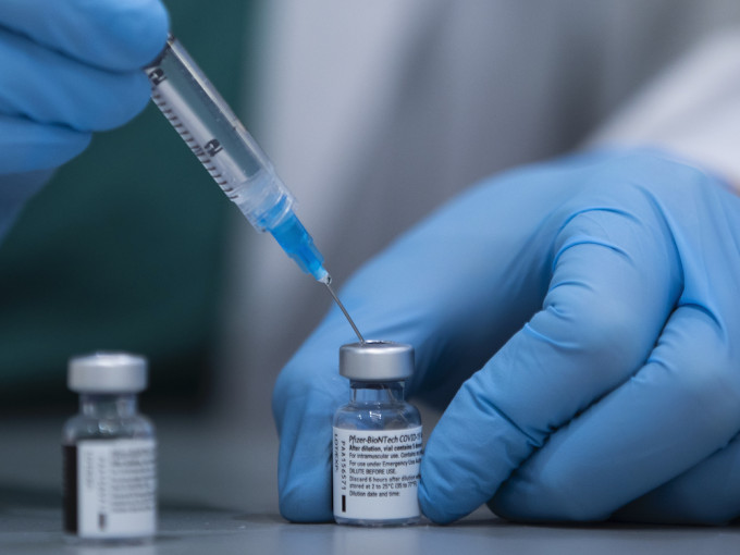 日本厚生勞動省將於本月12日召開專家會議，討論是否批准使用美國輝瑞疫苗。AP圖片