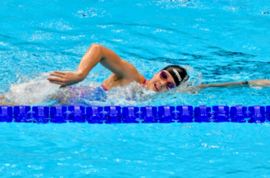 港队何诗蓓在女子个人200米自由泳中排第2，晋身准决赛。
