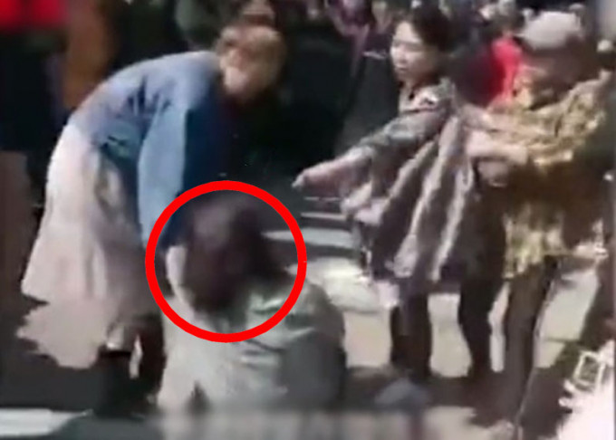王男的前女友（红圈）被打至跌坐地上。（网图）