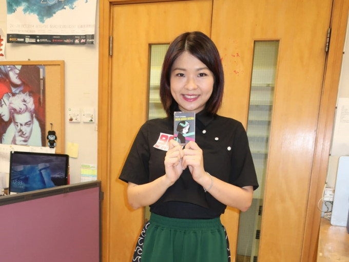 鍾達茵透露專輯有六首歌，以錄音帶連錄音機及耳機包裝。