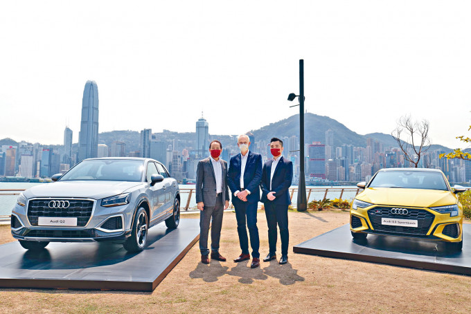 ●（左起）锦龙集团董事长麦庆德、奥迪香港代表处首席代表Lothar Korn及奥迪锦龙总经理梁栢福，一同出席新车发布会。