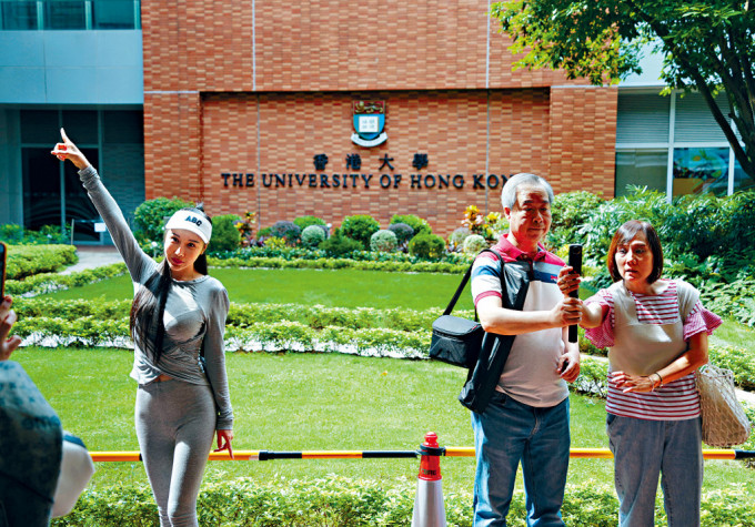香港大學5月1日起分階段推行遊客分流措施，有教職員和學生均表示歡迎。