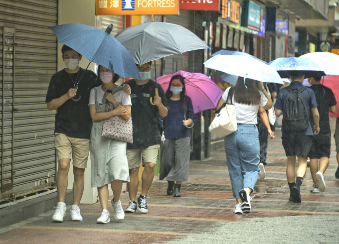 明日稍後風勢增強，驟雨增多及有狂風雷暴。海有湧浪。隨後兩三日間中有大雨。資料圖片