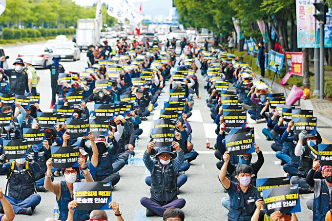 南韩大批隶属工会的货车司机，昨日在起亚汽车光州厂房外集会。