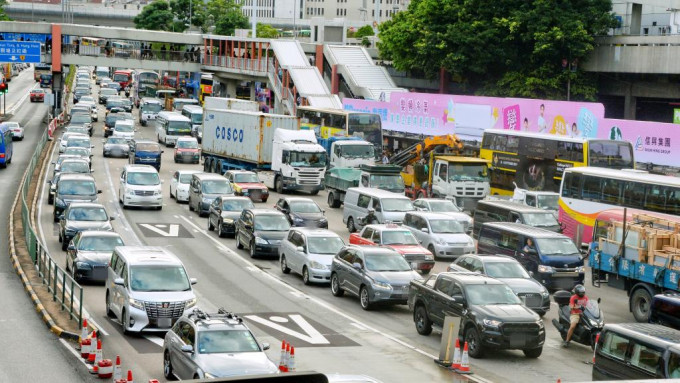 香港交通擠塞問題嚴重，政府計劃針對繁忙時間交通擠塞，在過海隧道實施「擠塞徵費」。資料圖片