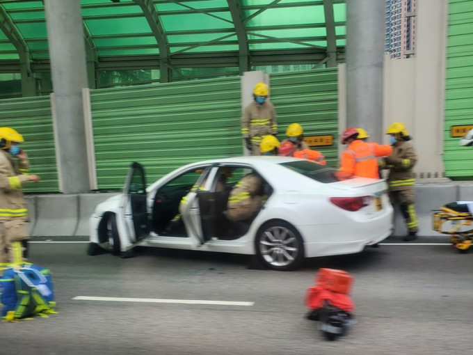 消防到场打破车窗救出司机。屯门公路塞车关注组 网民:卢浩然