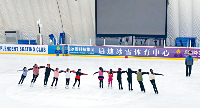■石景山市民冰雪體育中心的花滑場館內，一群小學生在排練團體節目。