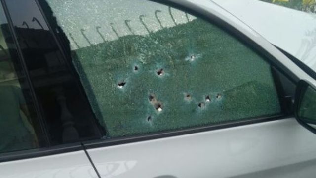 华裔女司机的私家车车窗留有10多个弹孔。