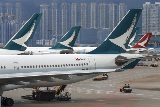 國泰航空證實曾廣播「香港人加油」機師不再為員工。AP圖片