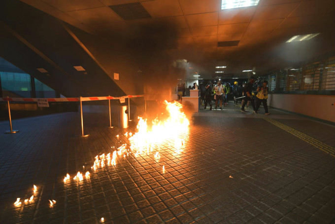 示威者破坏荃湾政府合署设施并纵火。
