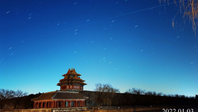 在北京故宫边看「天宫」从夜空掠过。