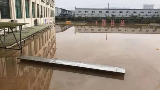 洪水中的江西上饶瑞东医院。