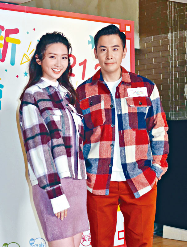李日朗與女友黃靜藍情侶裝亮相。