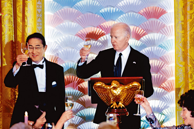 拜登周三晚在白宫设国宴招待日揆岸田文雄，两人在席间祝酒。