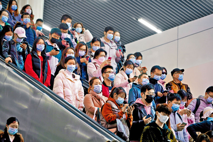 中國嚴防新變種病毒。圖為上海街頭民眾都戴上口罩防疫。