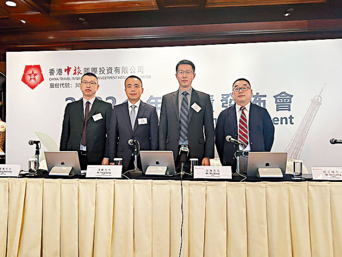 （左起）香港中旅財務總監張道榮、總經理馮剛、董事長吳強。