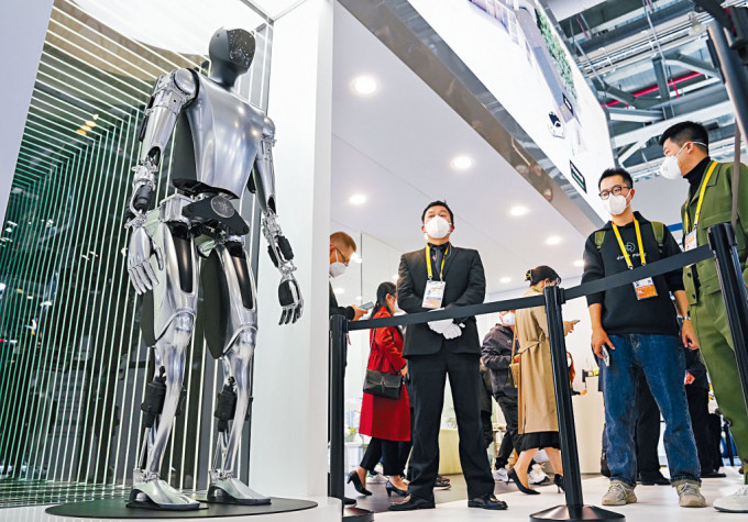 美国特斯拉公司去年在上海展示智能机械人。