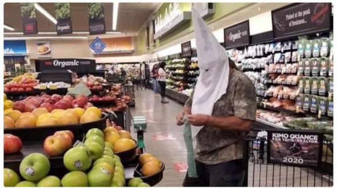南加州一名男子戴上一頂象徵白人優越主義 3K黨的白色頭套進入一間商店內購物。 網圖