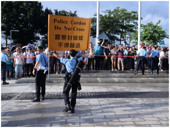 警方举黄旗分隔两批人士。