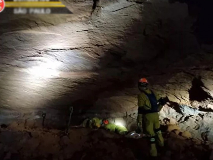 巴西聖保羅的消防員在洞穴受訓期間遇上坍塌，有人被困。（網上圖片）