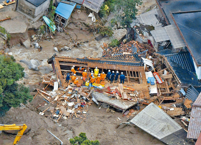 暴雨引发山泥倾泻，佐贺县唐津市周一有住宅被毁。